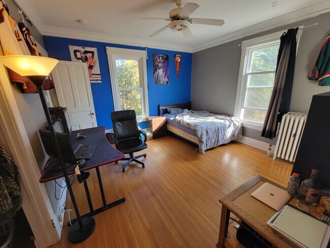 Building Photo - 2115 E 1st St