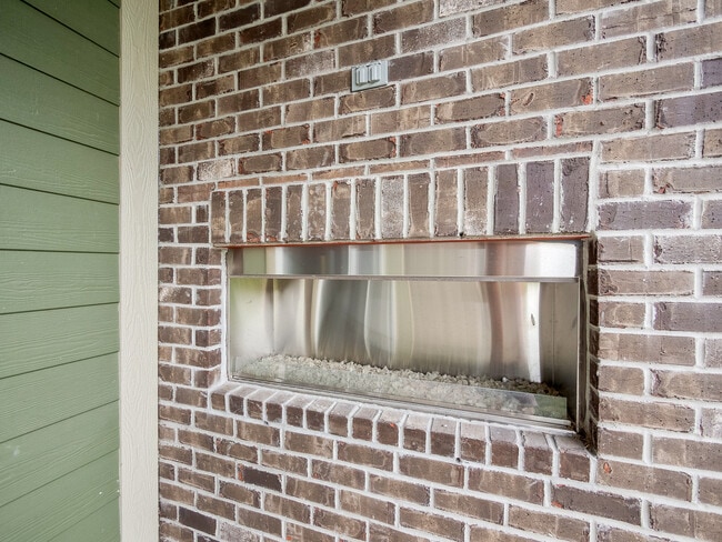 Building Photo - 14275 Larson Dr