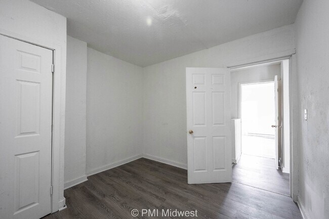 Building Photo - "Charming Duplex Retreat: Spacious 2-Bedro...