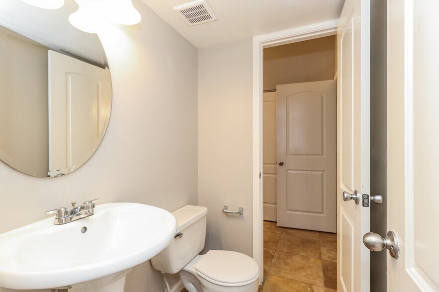 Building Photo - 6637 Queensclub Dr