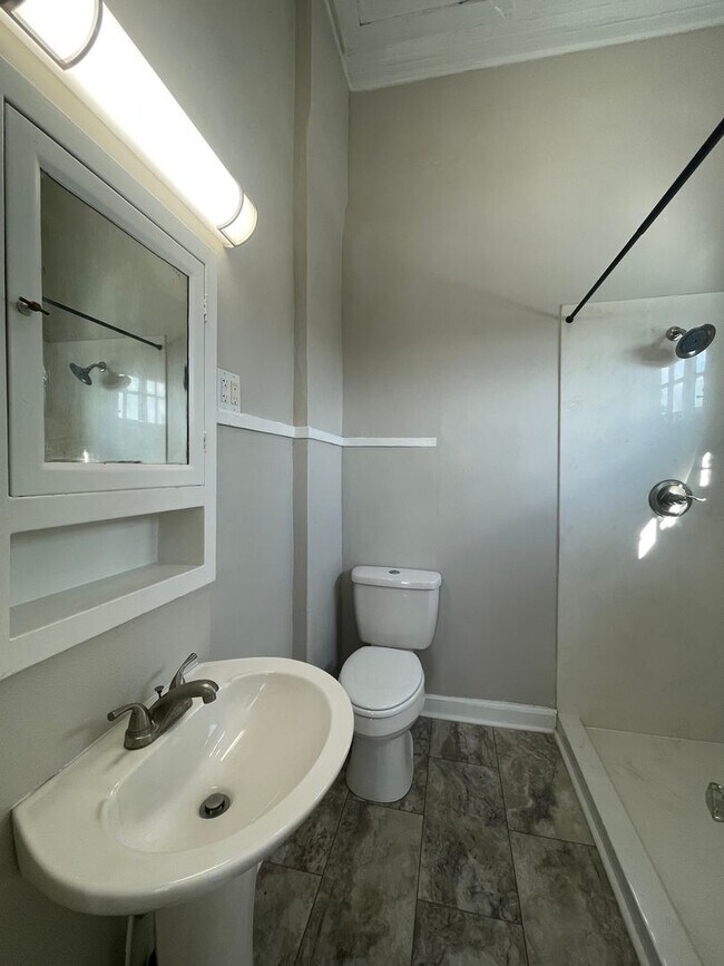 Building Photo - Stunning Upstairs One Bedroom Apartment in...