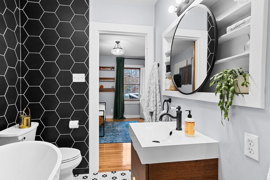 Building Photo - 1120 W Broadway