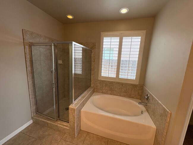 Building Photo - Lovely Clovis home Available Now!