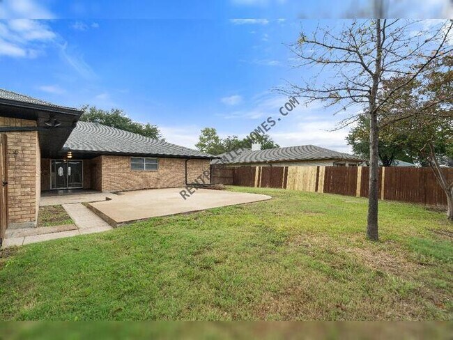 Building Photo - 1410 Pine Hill Dr