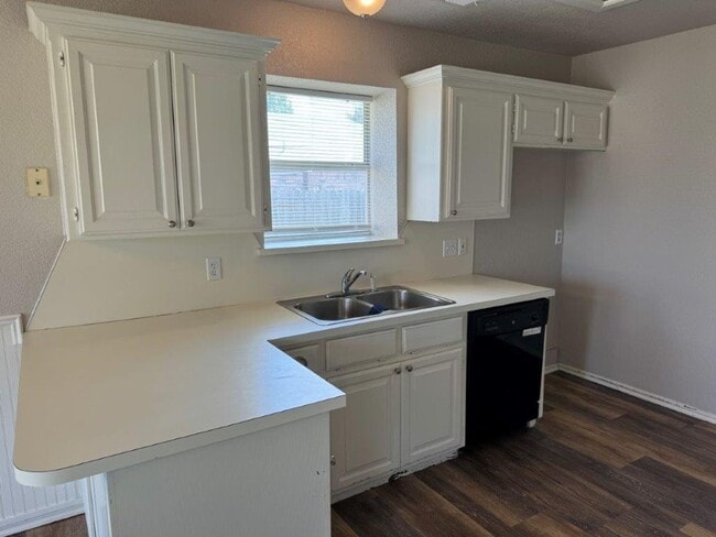 Building Photo - 3 bed 2 bath, storm shelter and  all wood floors in Moore Schools