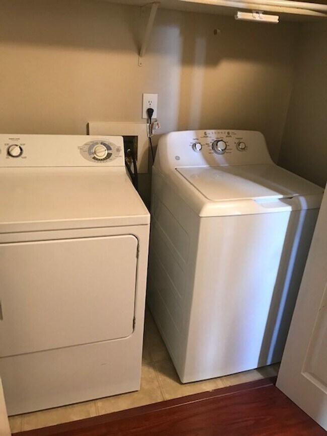 Building Photo - $2500-3Beds 2BA W/D 2 reserved parking, po...
