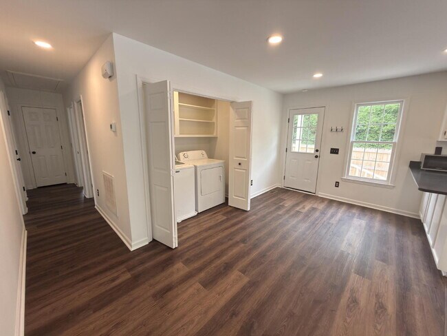 Building Photo - Move-In ready-Rosewood 3BR w/ Fenced Yard + Pet Friendly