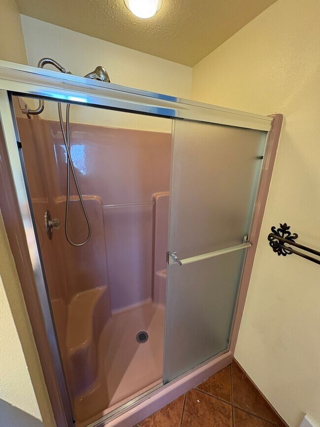 Building Photo - 2 Bed/2.5 Bath Townhome with Garage, Pool and Tennis Court