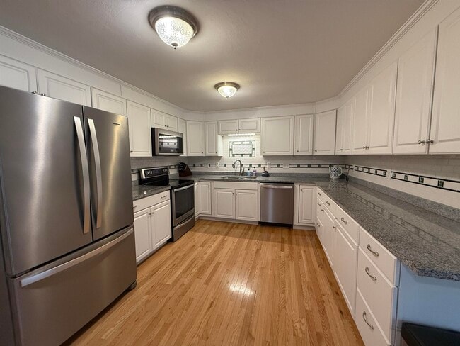 Building Photo - 4 Nelson Dr