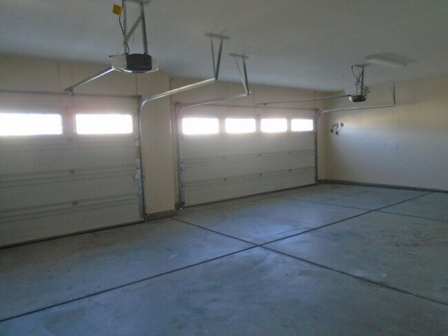 Building Photo - SOLAR......GORGEOUS---3 BEDROOMS PLUS AN OFFICE !!!