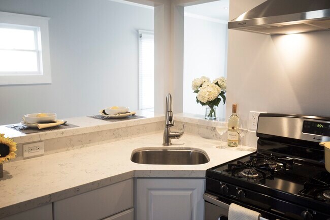 Kitchen - 652 N Marengo Ave
