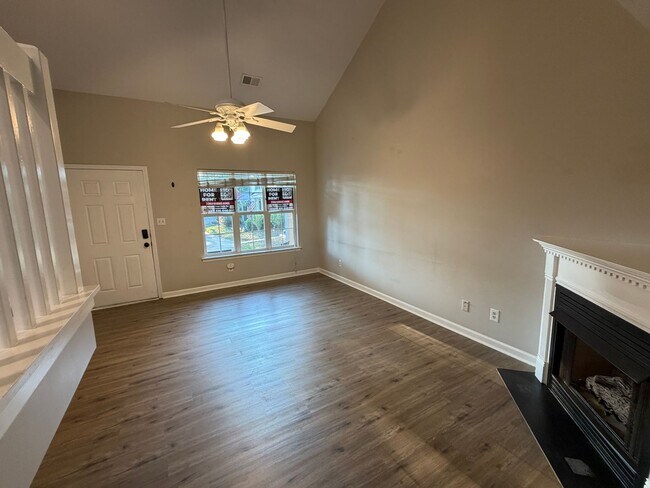 Building Photo - Beautiful 3-bedroom, 2.5-bathroom townhome