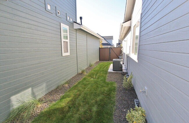 Building Photo - Immaculate Single-Level Patio Home