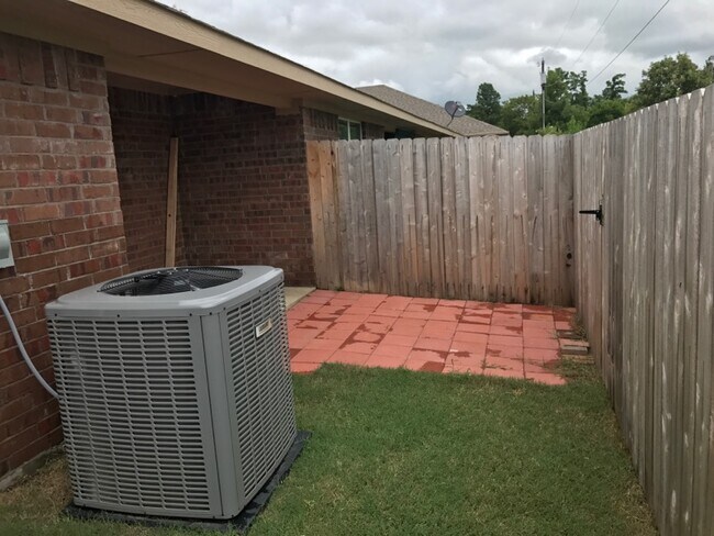 Building Photo - 4284 Castlegate Dr