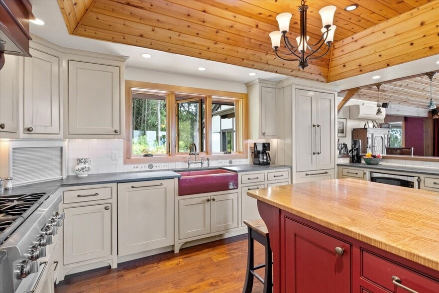 Building Photo - 682 Ski Valley Rd