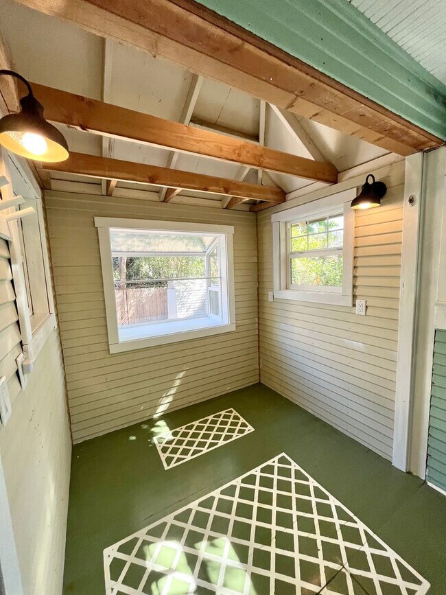 Building Photo - MOVE IN READY!! 2 BEDROOM 1 BATH W/OFFICES
