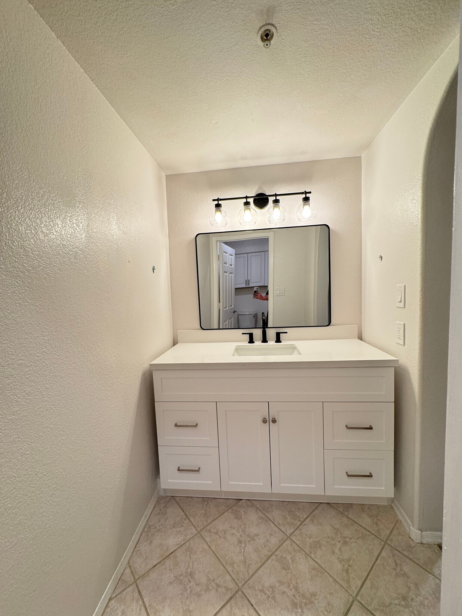 Master bathroom - 10101 N Arabian Trl