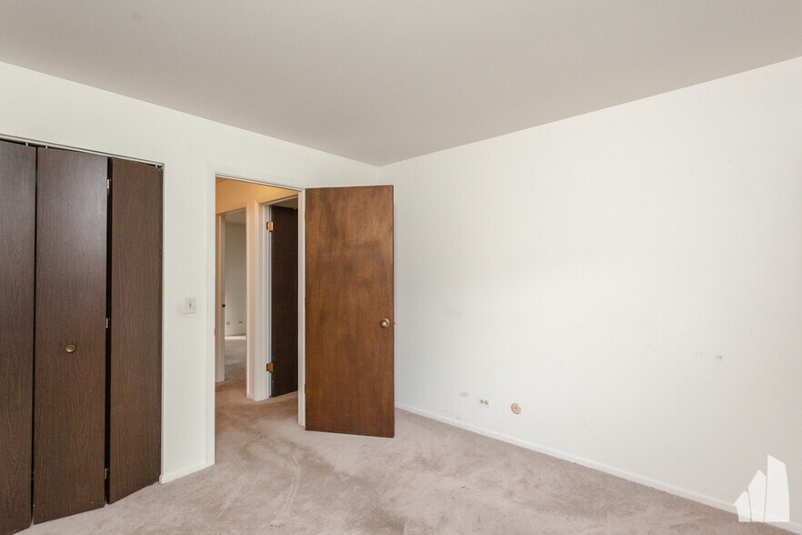 Building Photo - 2630 Northampton Dr