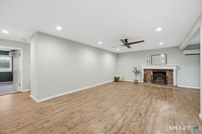 Building Photo - 42 Library Ln