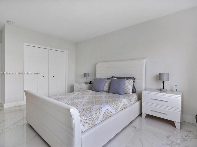 Building Photo - 400 Kings Point Dr
