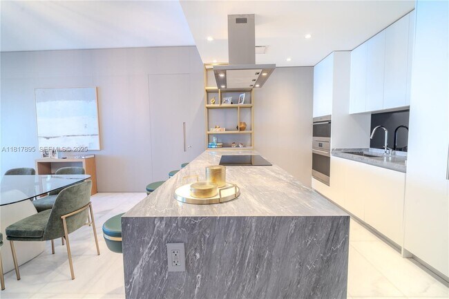 Building Photo - 700 NE 26th Terrace