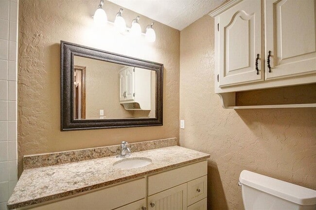 Building Photo - 805 Willow Ln