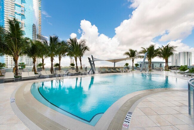 Building Photo - 900 Biscayne Blvd