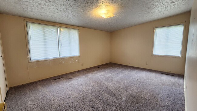 Building Photo - Three bedroom 1.5 house available for rent May 1 2026!