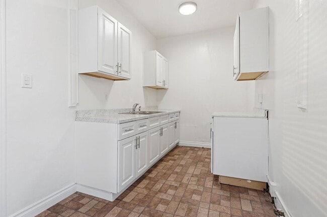 Building Photo - 724 S Mariposa Ave