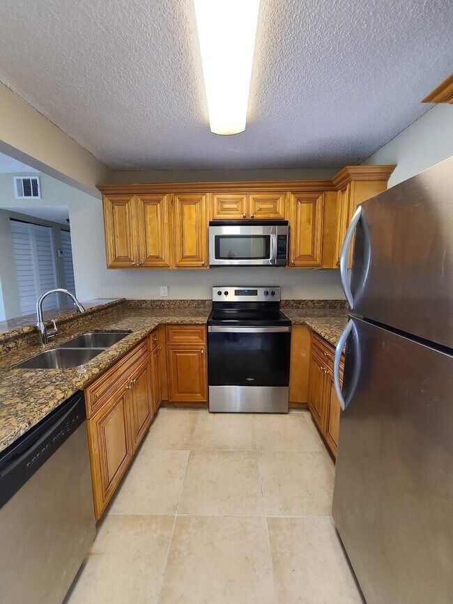 Building Photo - 1520 Lake Crystal Dr