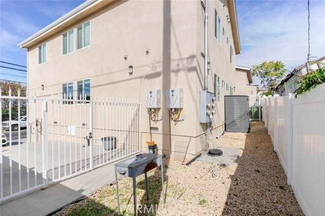 Building Photo - 9920 Pinewood Ave