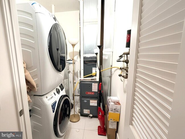 Building Photo - 1754 N Randolph St