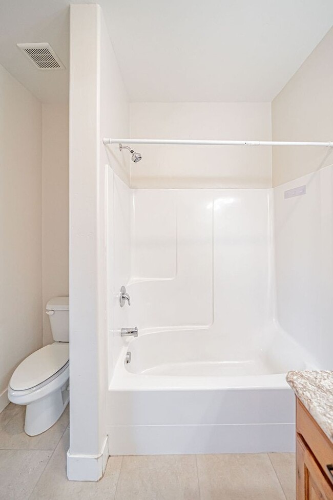Building Photo - 3 bed 1.5 bath Townhome