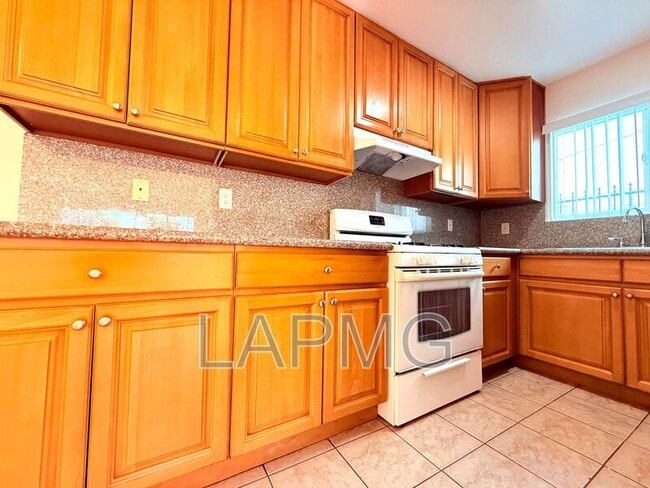 Building Photo - 1059 Western Ave