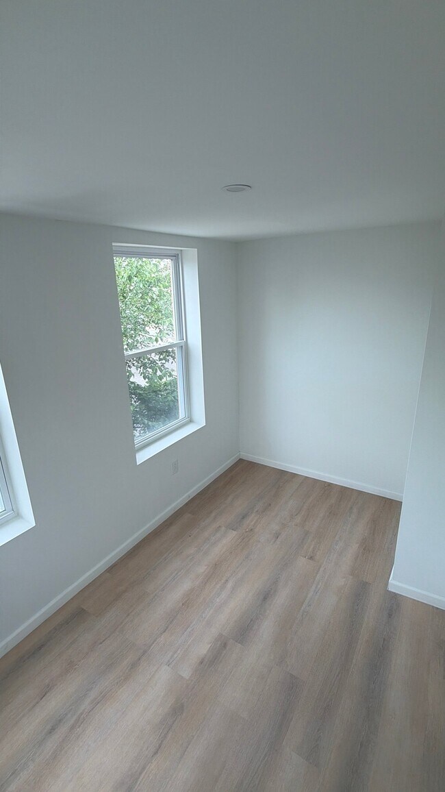 Building Photo - 2742 Kensington Ave