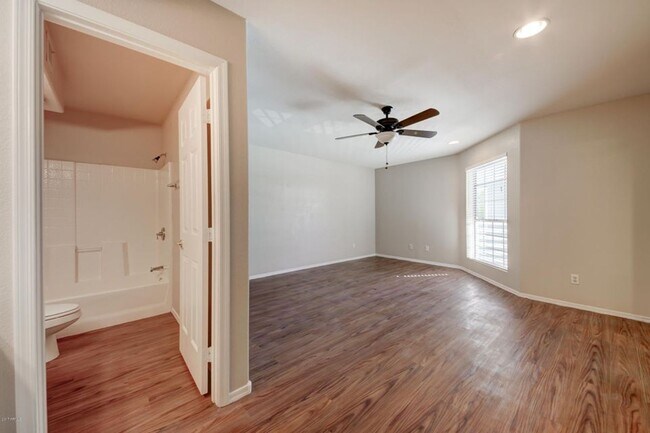 Building Photo - Great Unit - Available Now!