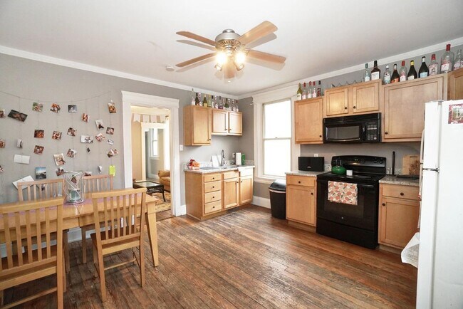 Primary Photo - Awesome 4 Bed/ 2 Full Bath on Fairview Min...