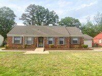 Building Photo - Large 3 bed, 2 bath home near Raines and I...