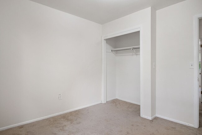 Building Photo - 3 to 4 Bed/3 1/2 Bath. Pet friendly.  Reserved Parking