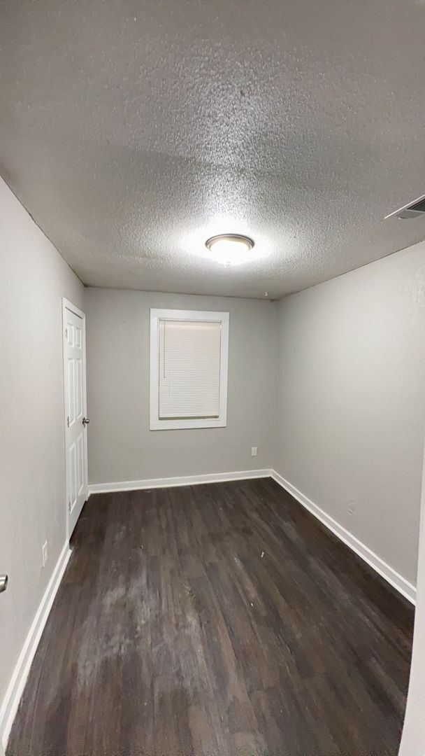 Building Photo - Spacious 4 bedroom 2 bath home - Open To Section 8