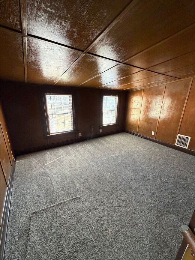 Building Photo - 3 Bedroom House - Rock Island