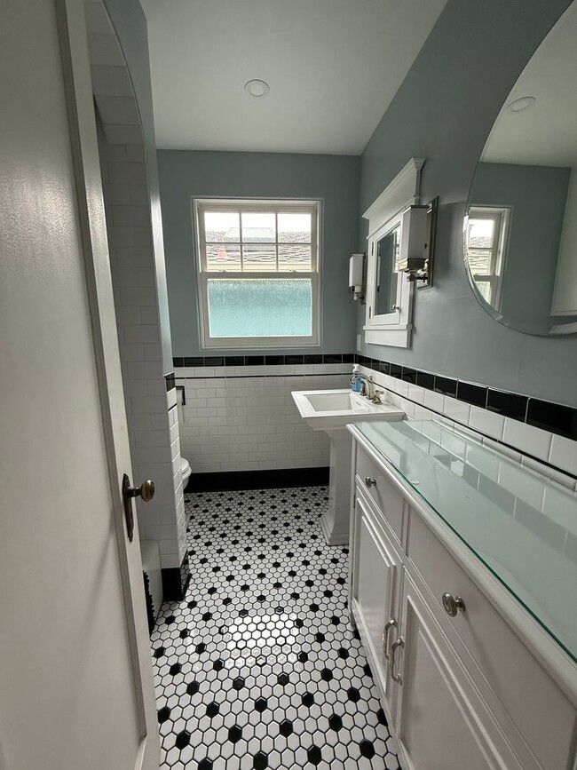 Building Photo - Great Seabright area 2/1 Fully Furnished Home