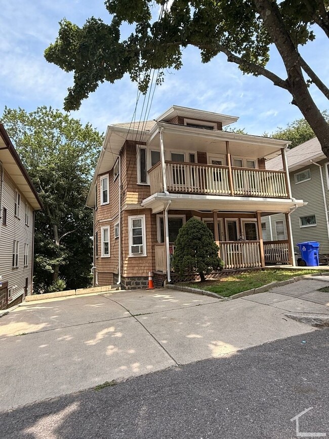 Building Photo - Beautiful Brighton townhouse with in unit laundry and included parking available 9/1/26
