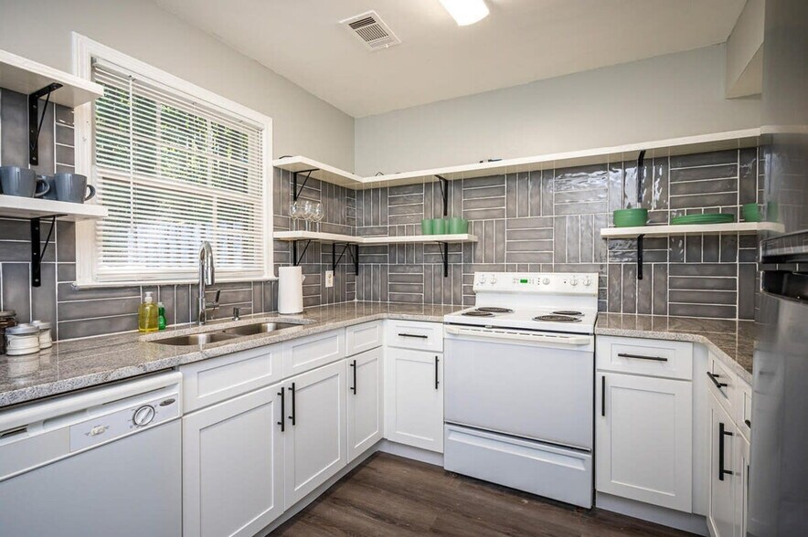 Building Photo - 1277 Sweet Pine Dr