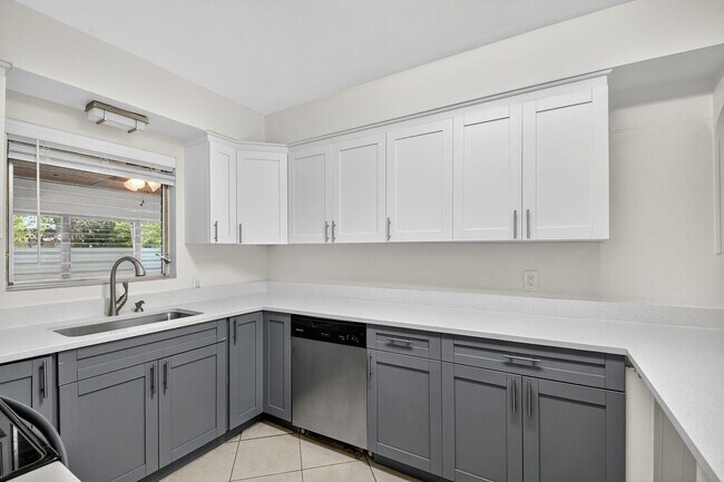 Building Photo - 5009 Spruce Ave
