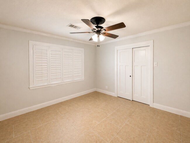 Building Photo - 6859 Roxbury Rd