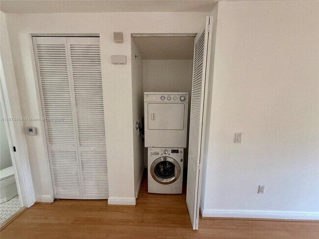 Building Photo - 323 Olssen Ave