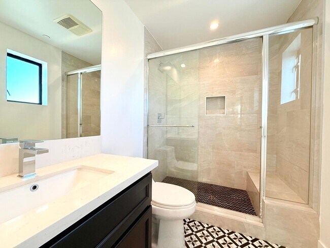 Building Photo - Beautiful Modern Luxury 4 Story Townhome - 4 bed - 3.5 bath with Rooftop Deck in Silver Lake