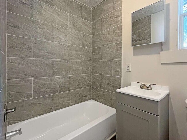 Building Photo - 1121 E 53rd St