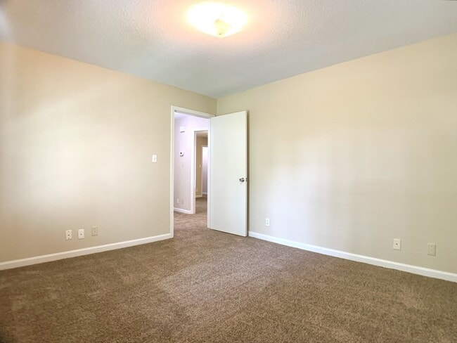 Building Photo - 236 Moncrest Dr